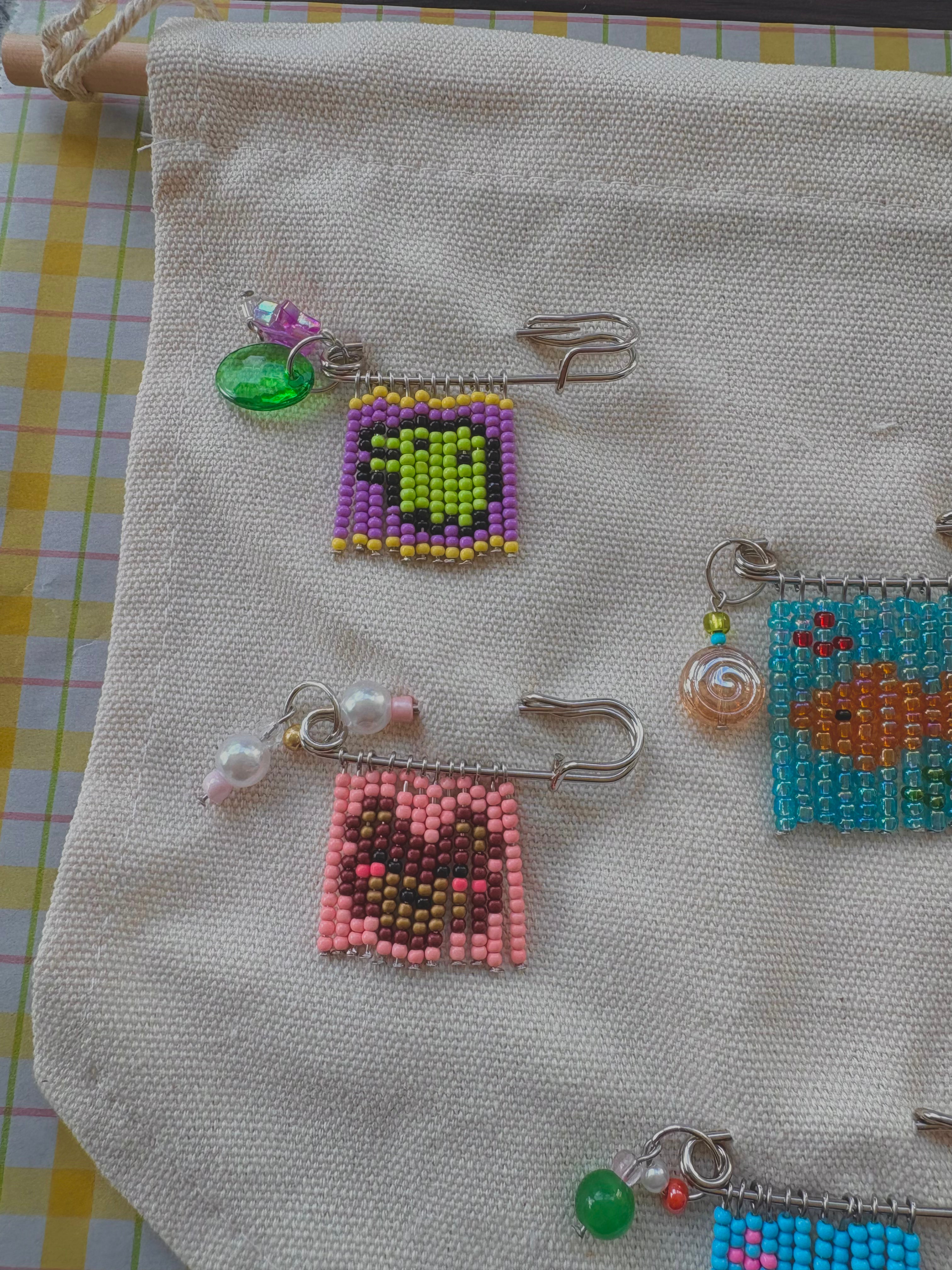 bag pins ⁽⁽`o(≧ᗜ≦)o´⁾⁾