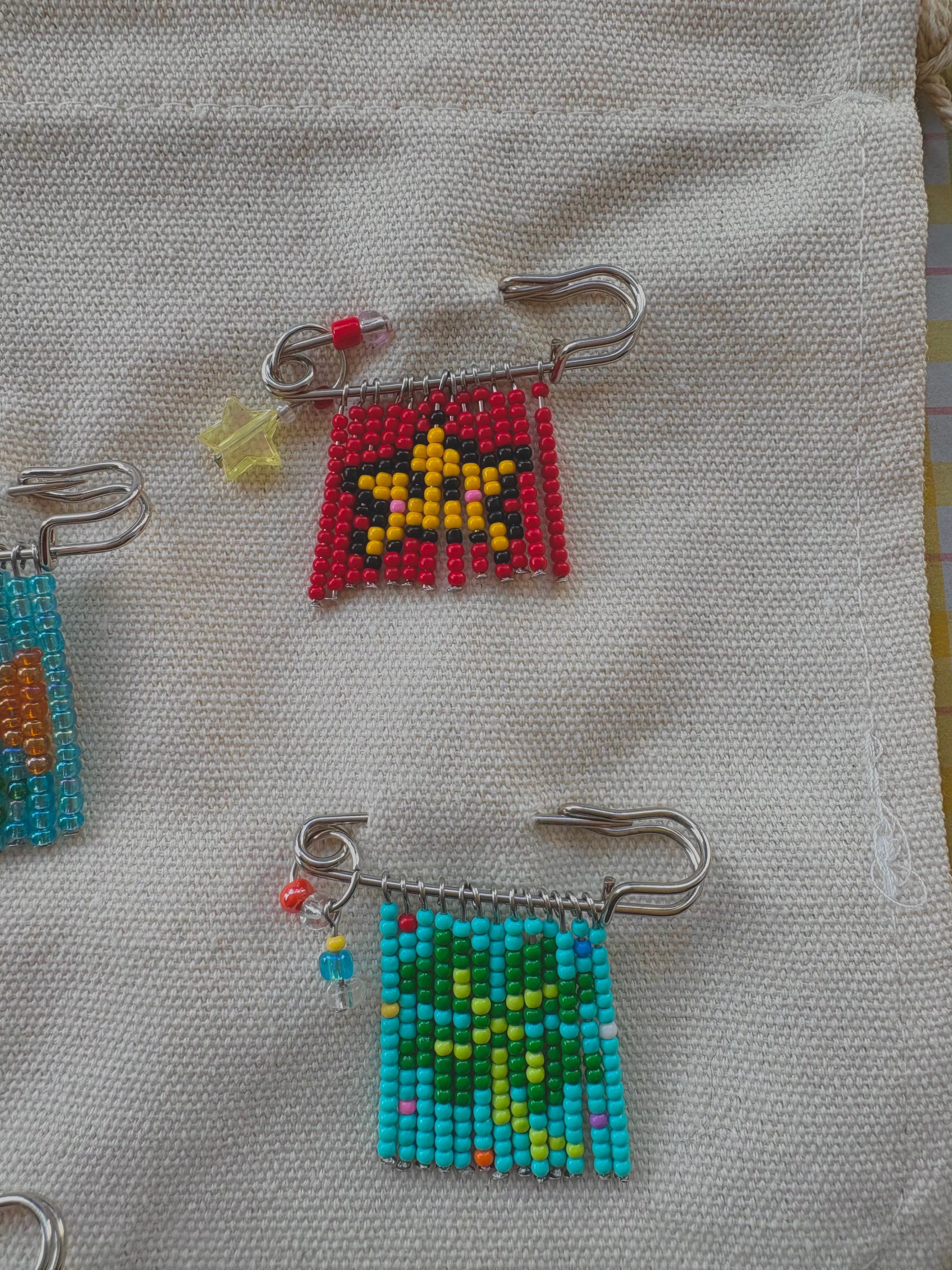 bag pins ⁽⁽`o(≧ᗜ≦)o´⁾⁾