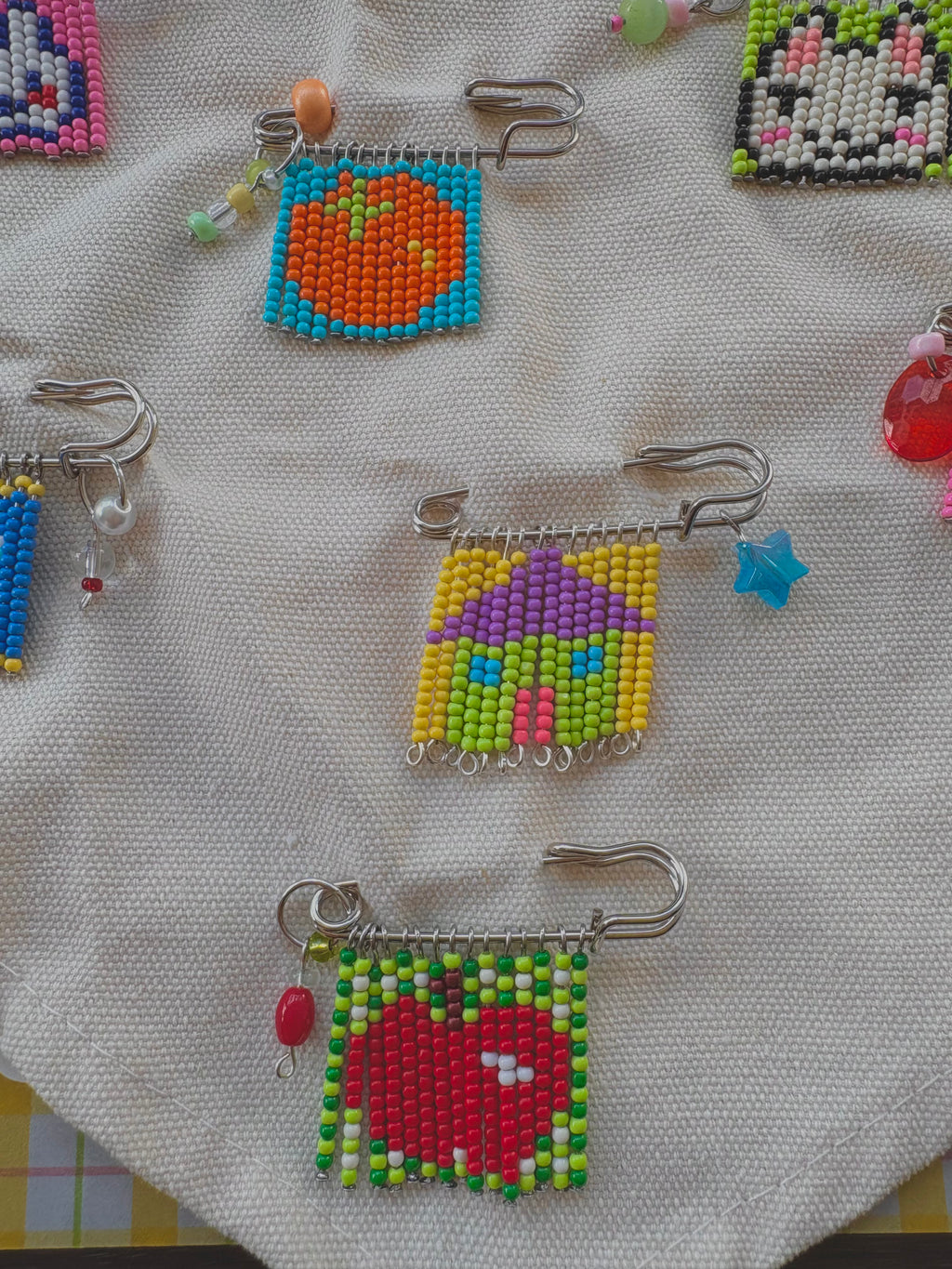 bag pins ⁽⁽`o(≧ᗜ≦)o´⁾⁾